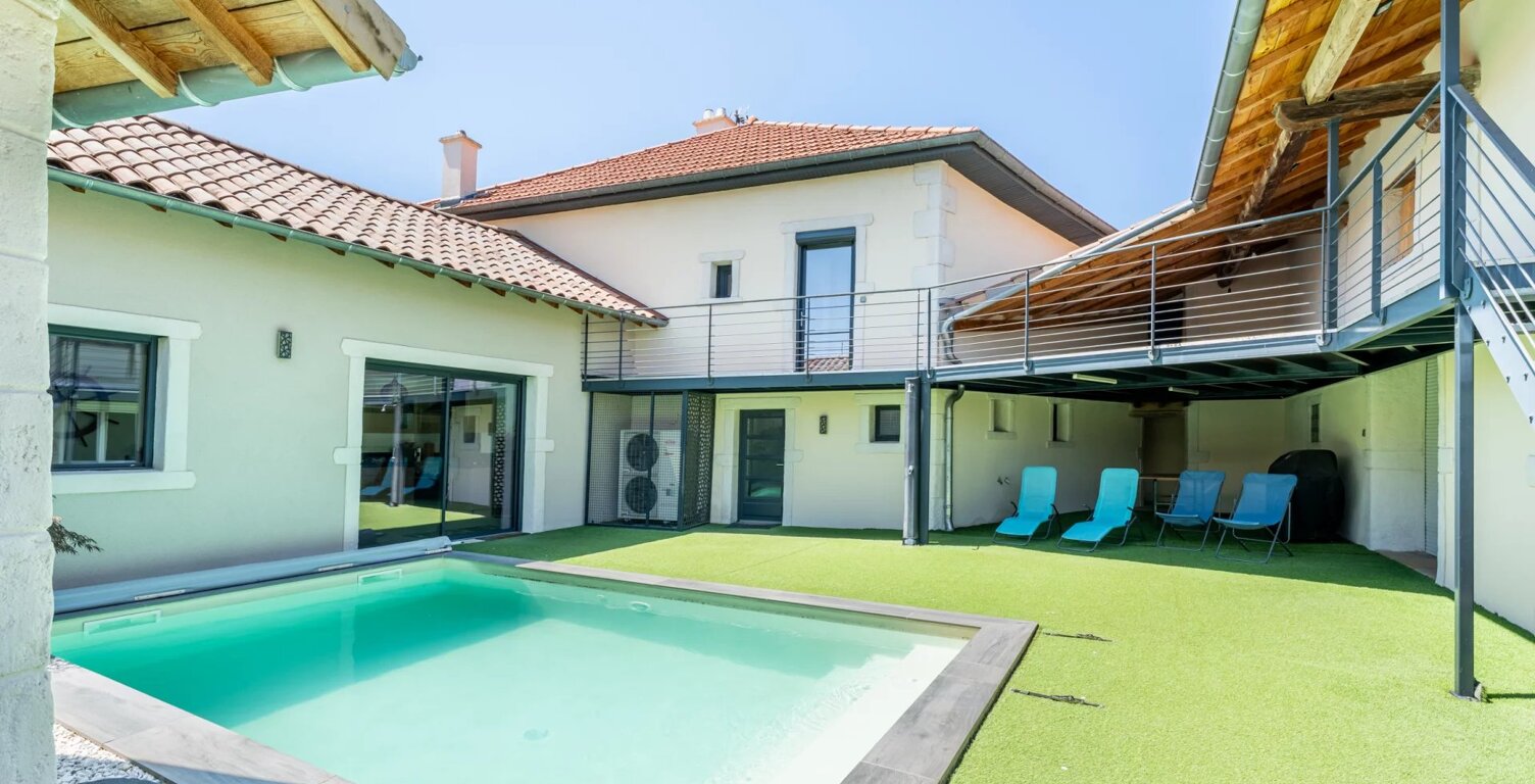 Corps de ferme rénové, patio avec piscine et dépendance — photo 1