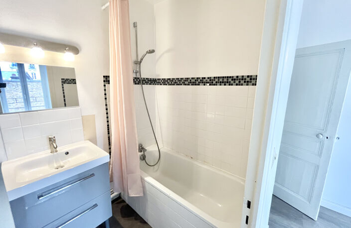 2 pièces - 41 m2 - Proche centre - Cuisine aménagée et équip — photo 5