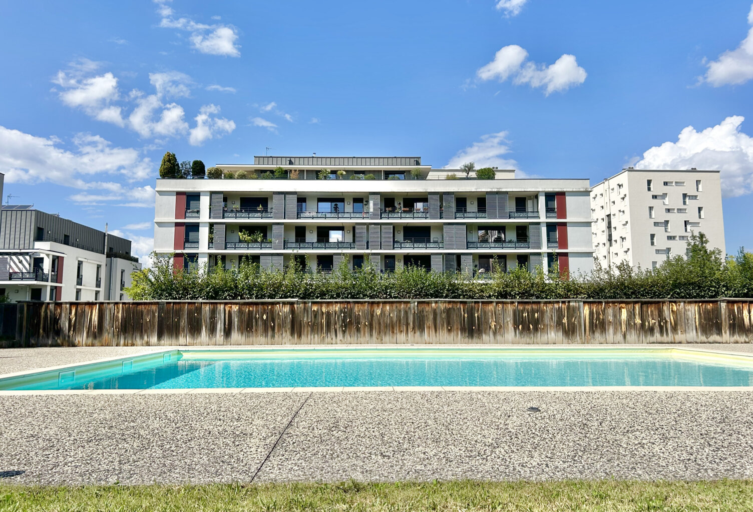 APPARTEMENT T4 DE 93 m2 + BALCON DANS RESIDENCE DE STANDING — photo 1