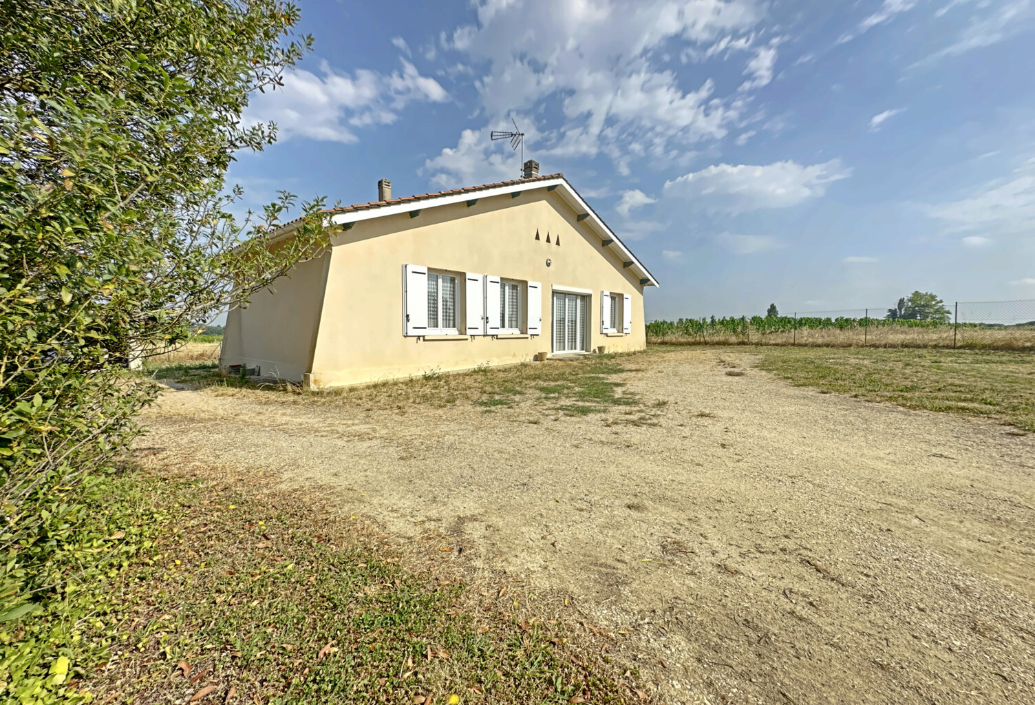 Maison de plain pied avec grand jardin  -  NERIGEAN — photo 1