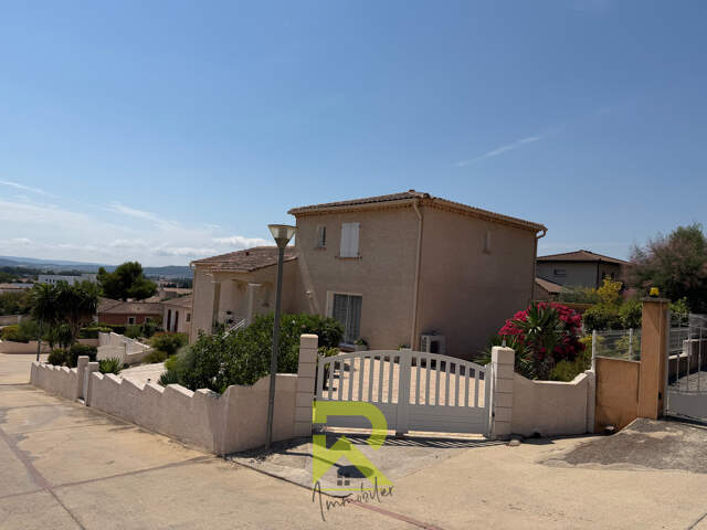 EXCLUSIVITÉ   Superbe villa avec piscine dans le quartier re — photo du bien