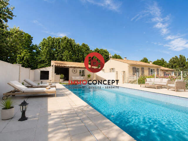 Pujaut  Belle villa familiale avec piscine, vaste terrain arb — photo du bien