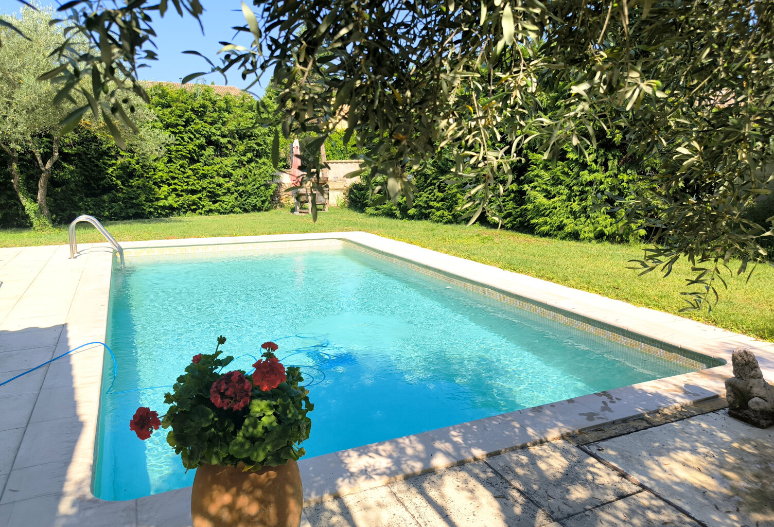 Proche Uzès Mas de village avec piscine — photo 1