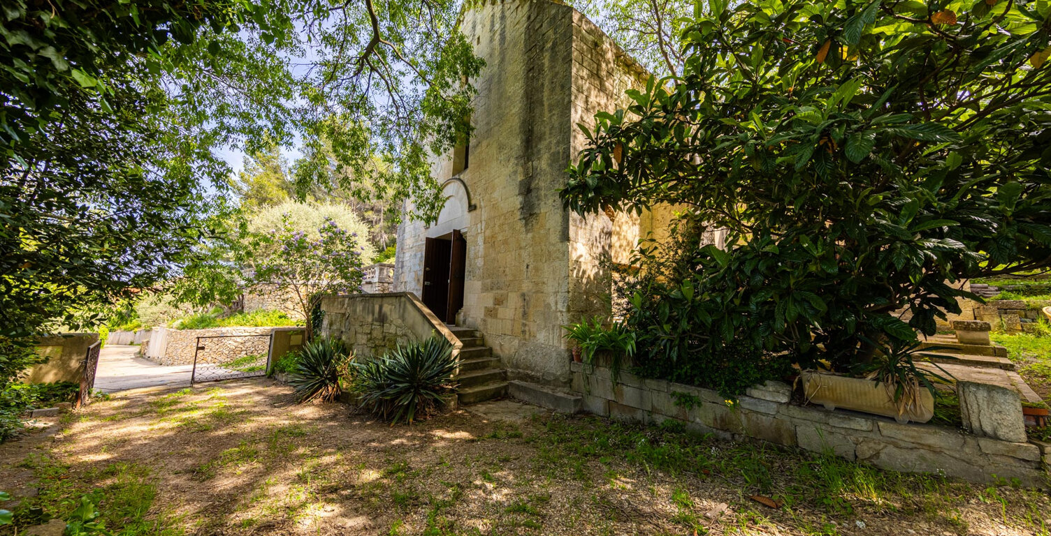 DPT(13) BOULBON A VENDRE  CHAPELLE DU XII SIECLE — photo 1