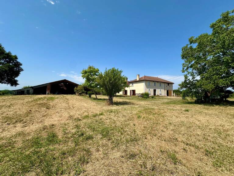 Propriété agricole de 220m² avec grande dépendance de 1000m² sur un terrain d'environ 2 hectares — photo 1