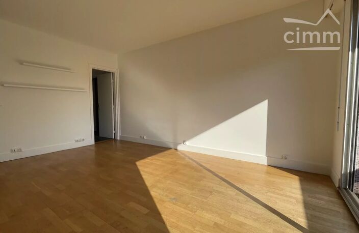 Soleil et vue dégagée pour ce grand studio avec balcon — photo 3