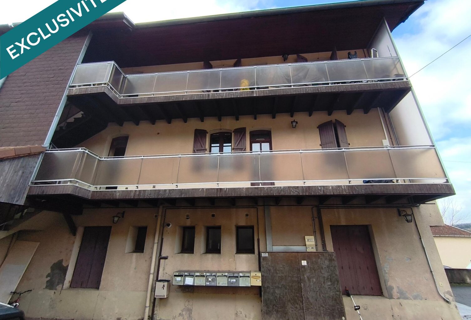 Ensemble immobilier de 6 appartements et une maison — photo 1