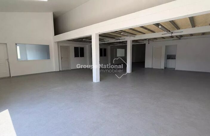 SORGUES - BUREAU ET ENTREPÔT DE 240 M² AVEC CLIMATISATION REVERS — photo 2