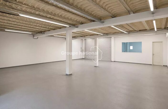 SORGUES - BUREAU ET ENTREPÔT DE 240 M² AVEC CLIMATISATION REVERS — photo 4