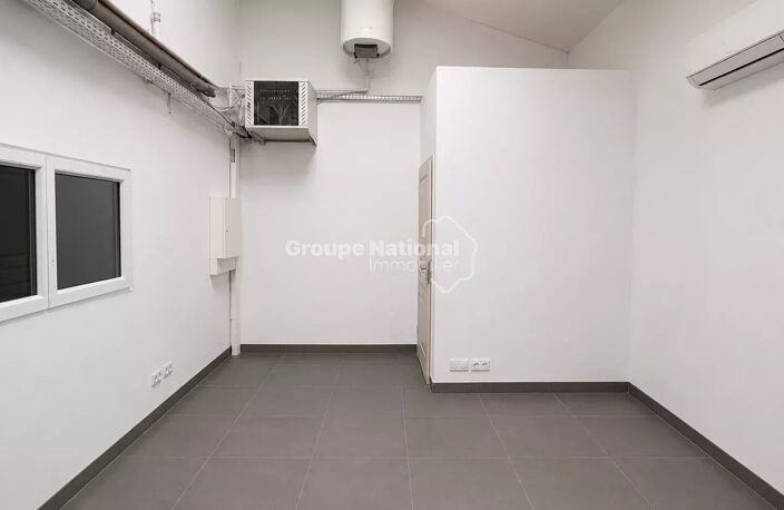 SORGUES - BUREAU ET ENTREPÔT DE 240 M² AVEC CLIMATISATION REVERS — photo 5