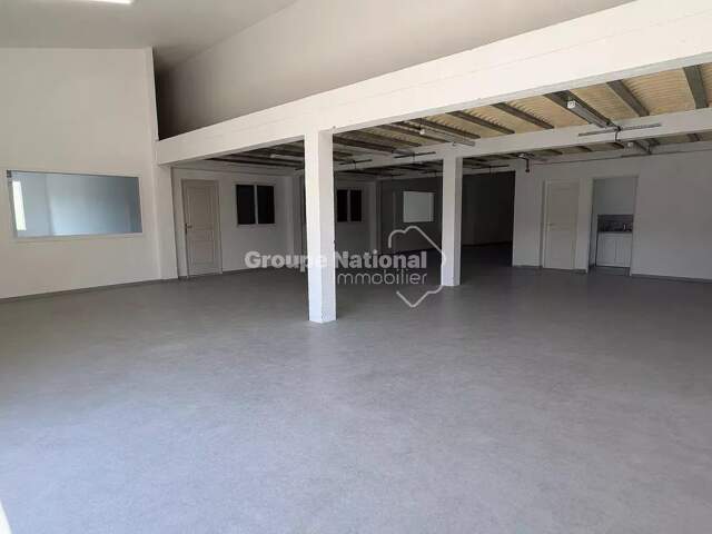 SORGUES - BUREAU ET ENTREPÔT DE 240 M² AVEC CLIMATISATION REVERS — photo du bien