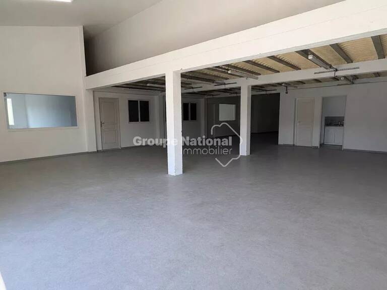 SORGUES - BUREAU ET ENTREPÔT DE 240 M² AVEC CLIMATISATION REVERS — photo 1