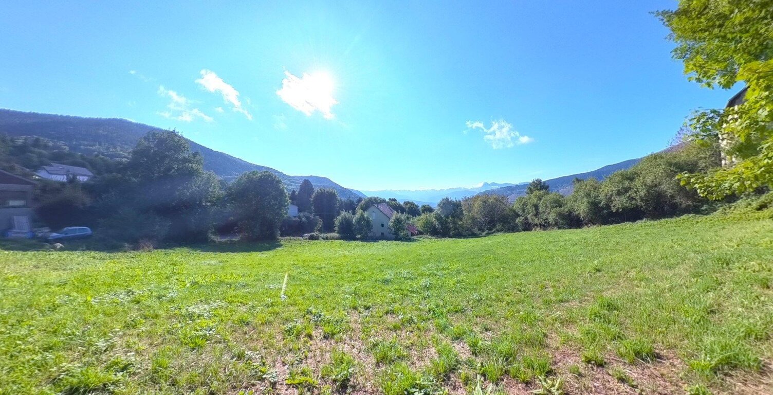 Terrain constructible de 1108m² — photo 1