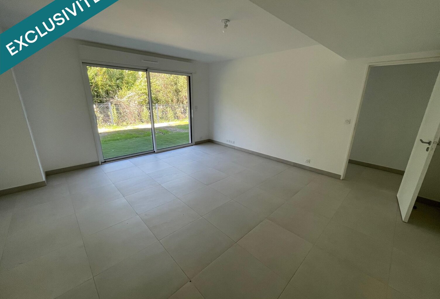 Saint Raphaël dans petite résidence, bureau de 60m² — photo 1