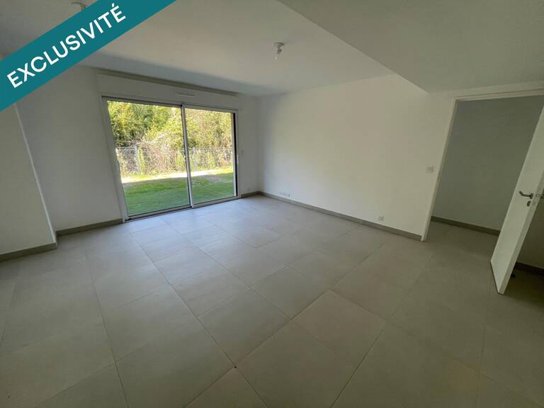 Saint Raphaël dans petite résidence, bureau de 60m² — photo 1
