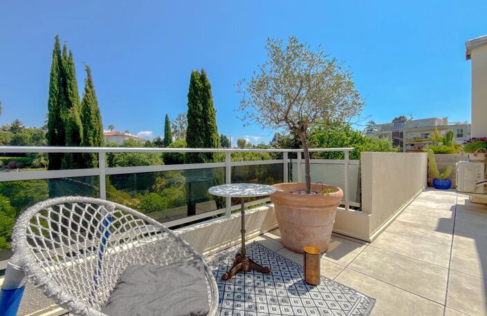 NICE - NAPOLEON 3 - MAGNIFIQUE APPARTEMENT VILLA 4 PIECES EN DER — photo 4