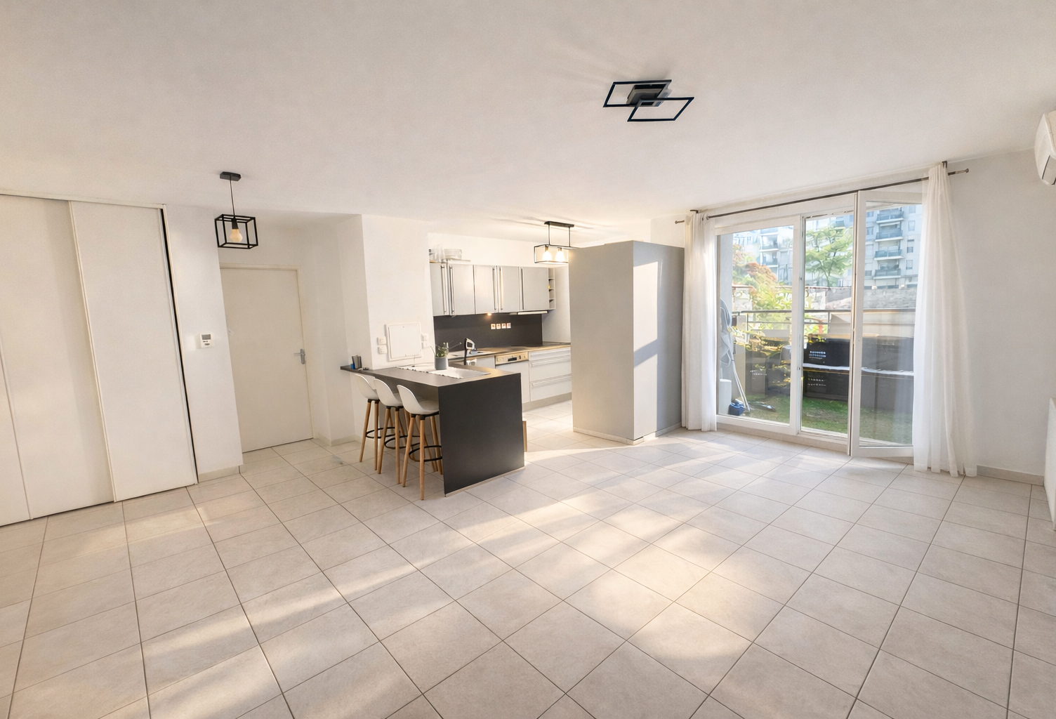 Appartement T3 bis de 70 m2   Résidence récente   Centre de Vénissieux — photo 1