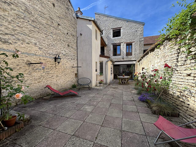 CHATILLON SUR SEINE (21) : ensemble immobilier contemporain — photo du bien