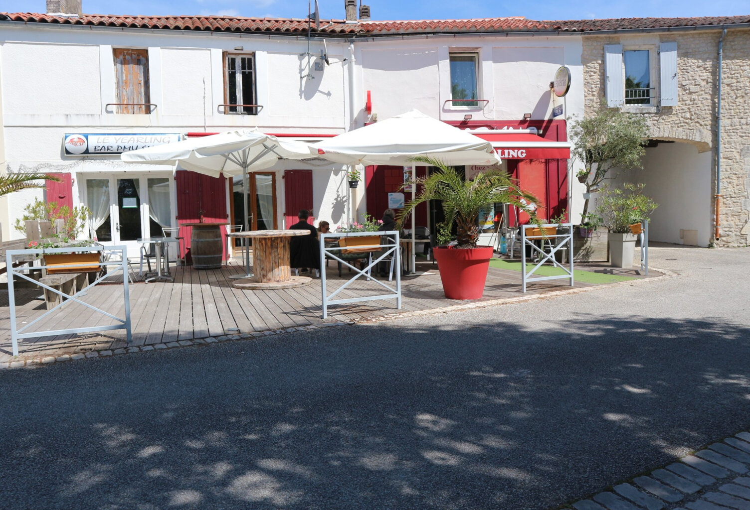 EN EXCLUSIVITE, DANS LE CENTRE DE LA JARRIE. UN ENSEMBLE IMM — photo 1