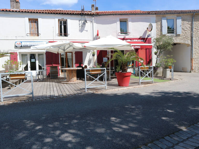EN EXCLUSIVITE, DANS LE CENTRE DE LA JARRIE. UN ENSEMBLE IMM — photo 1