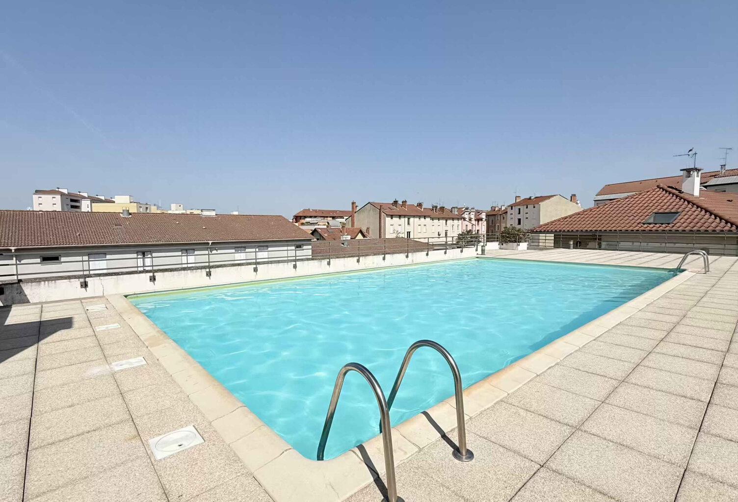 T3 de 63 m2 dernier étage avec terrasse, piscine et stationn — photo 1