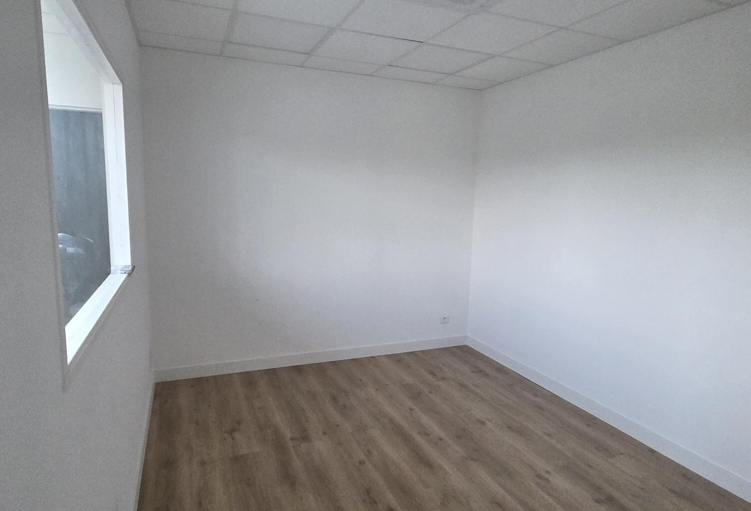 BUREAUX A LOUER LES PONTS DE CE - ANGERS SUD — photo 1