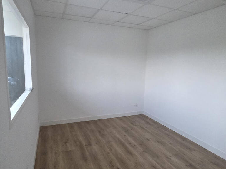 BUREAUX A LOUER LES PONTS DE CE - ANGERS SUD — photo 1
