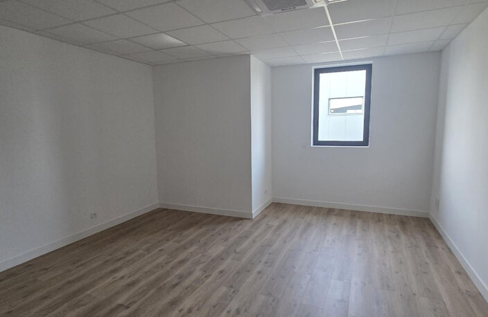 BUREAUX A LOUER LES PONTS DE CE - ANGERS SUD — photo 2