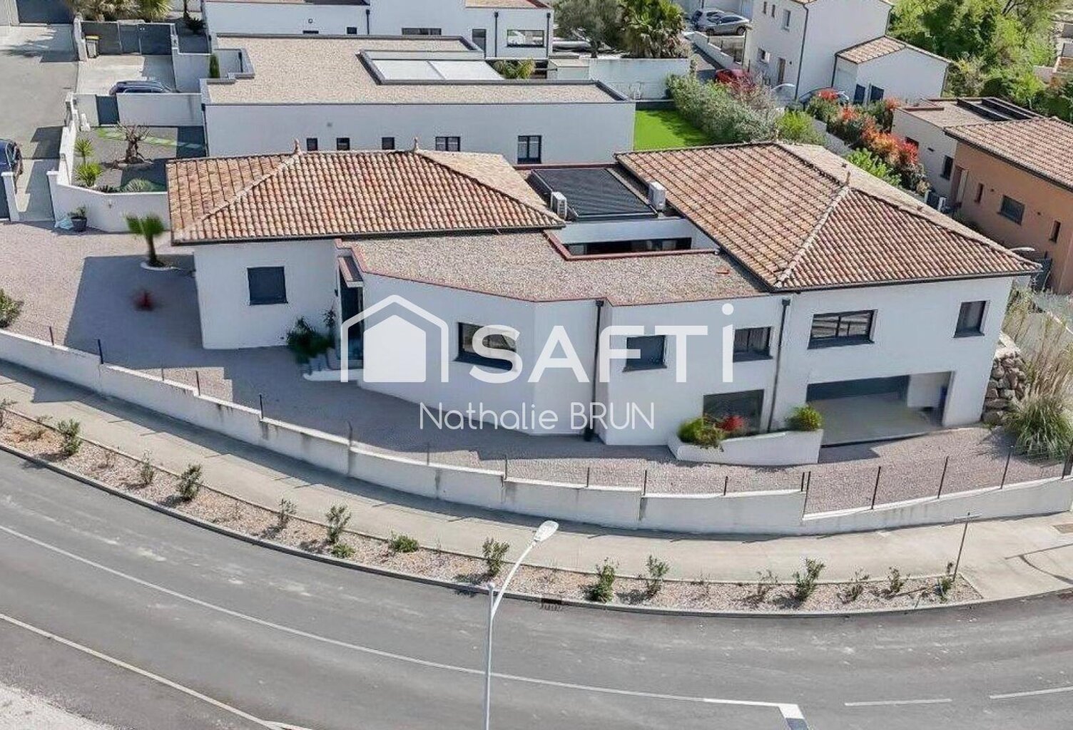 Villa contemporaine de plain pied de 240 m² sur 801 m² de terrain — photo 1