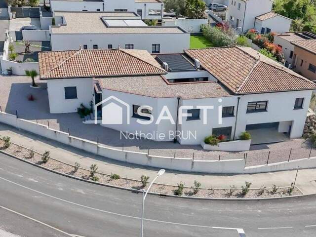 Villa contemporaine de plain pied de 240 m² sur 801 m² de terrain — photo du bien