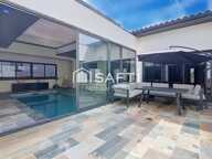 Villa contemporaine de plain pied de 240 m² sur 801 m² de terrain — photo 2