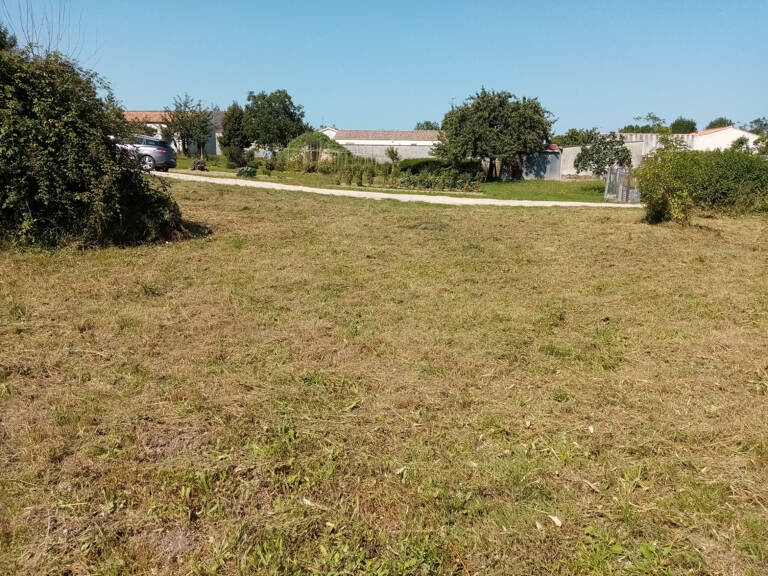 BEAU TERRAIN CONSTRUCTIBLE DE 788 M2 VIABILISE. A 10 MN DE L — photo 1