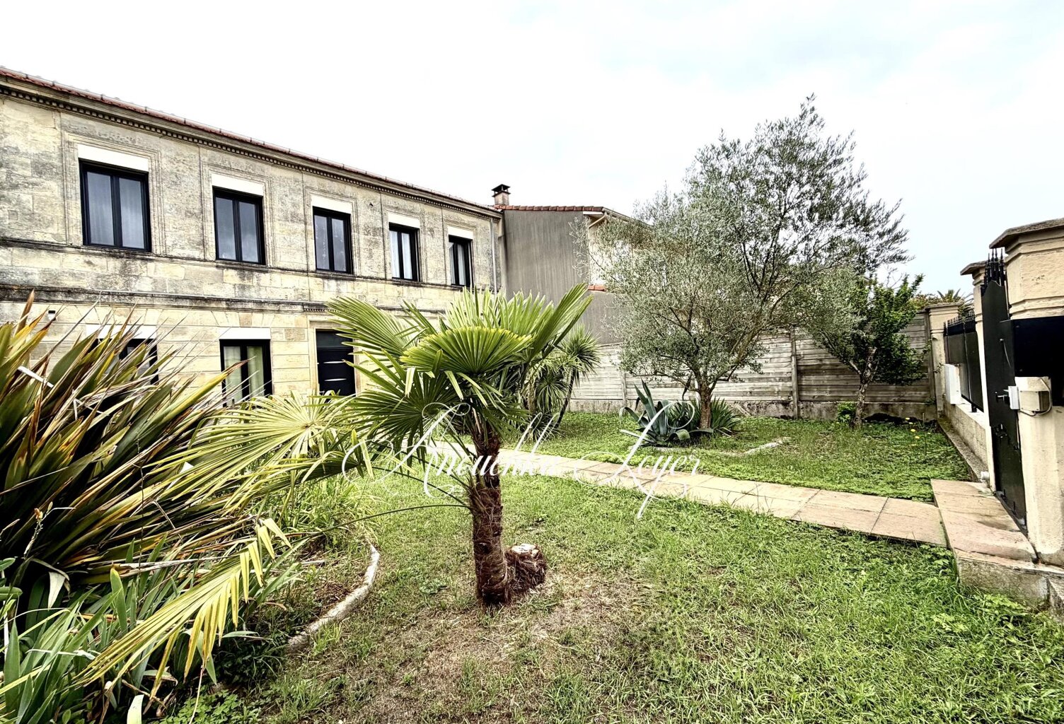Maison en pierre avec piscine et parc paysager — photo 1