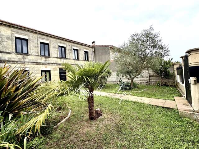 Maison en pierre avec piscine et parc paysager — photo du bien