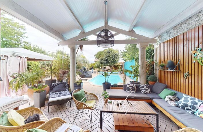 Maison en pierre avec piscine et parc paysager — photo 2