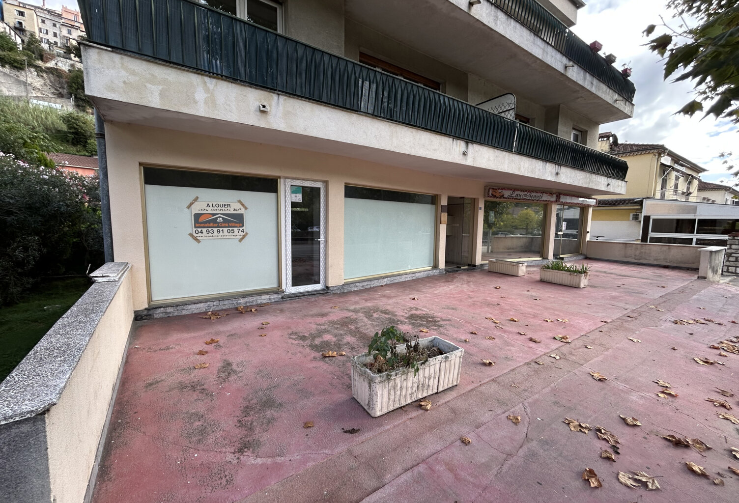 A LOUER   Local commercial de 30 m2 avec terrasse   Centre d — photo 1