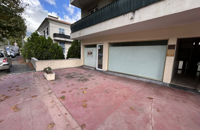 A LOUER   Local commercial de 30 m2 avec terrasse   Centre d — photo 2