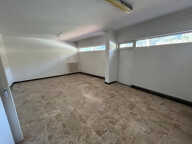 A LOUER   Local commercial de 30 m2 avec terrasse   Centre d — photo 3