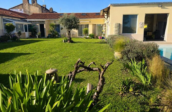 Propriété rare : 3 logements et piscine — photo 2