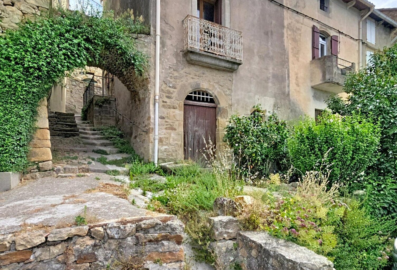 Une authentique maison en pierre à réinventer, avec loggia panoramique et vue dominante au cœur des Hauts Cantons. — photo 1