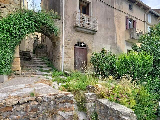 Une authentique maison en pierre à réinventer, avec loggia panoramique et vue dominante au cœur des Hauts Cantons. — photo du bien