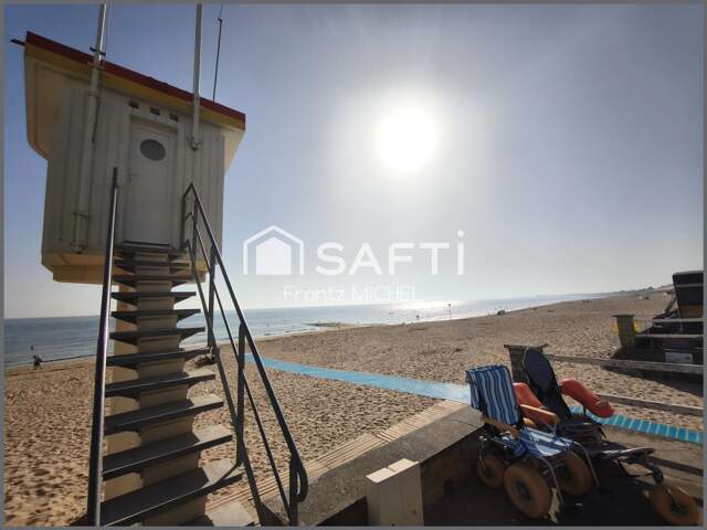 La plage à pied serviette sur l'épaule ! — photo du bien
