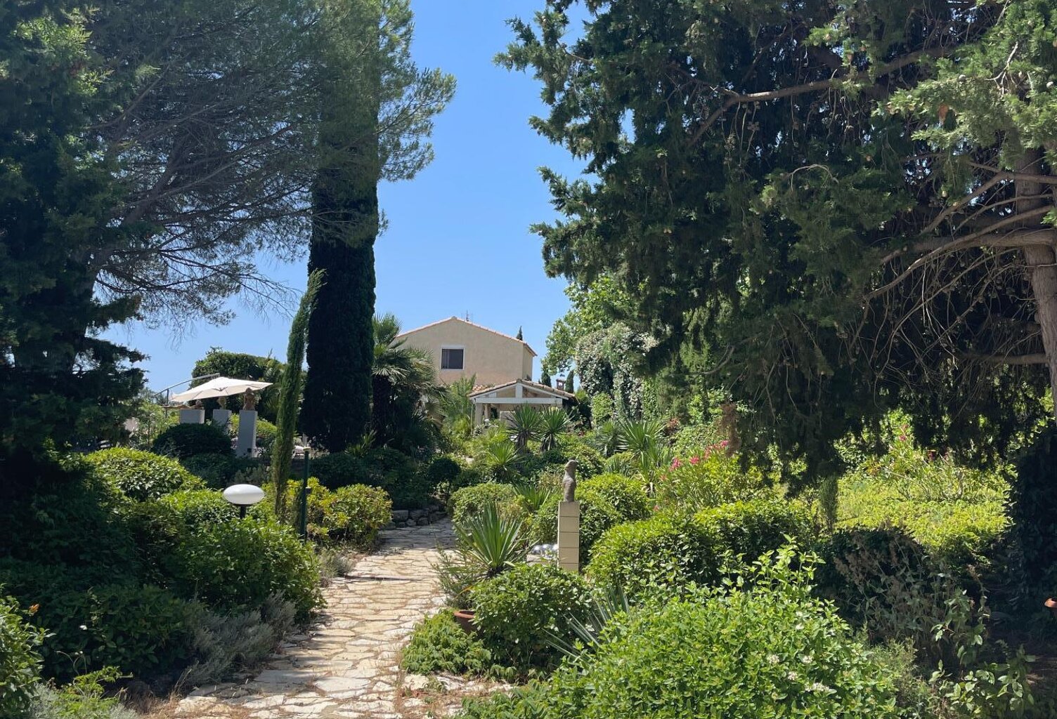 A 5 MINUTES DE PEZENAS AU CALME DEMEURE ZEN DANS UN PARC ARBORE. — photo 1