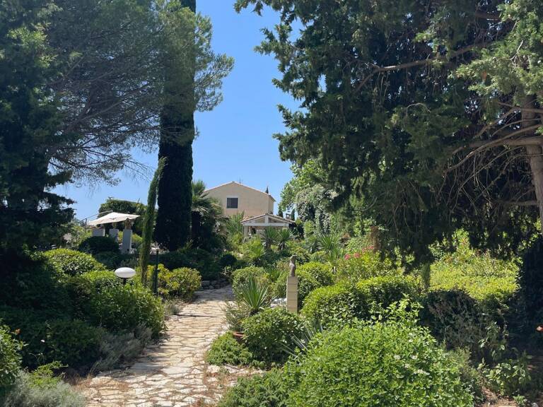 A 5 MINUTES DE PEZENAS AU CALME DEMEURE ZEN DANS UN PARC ARBORE. — photo 1