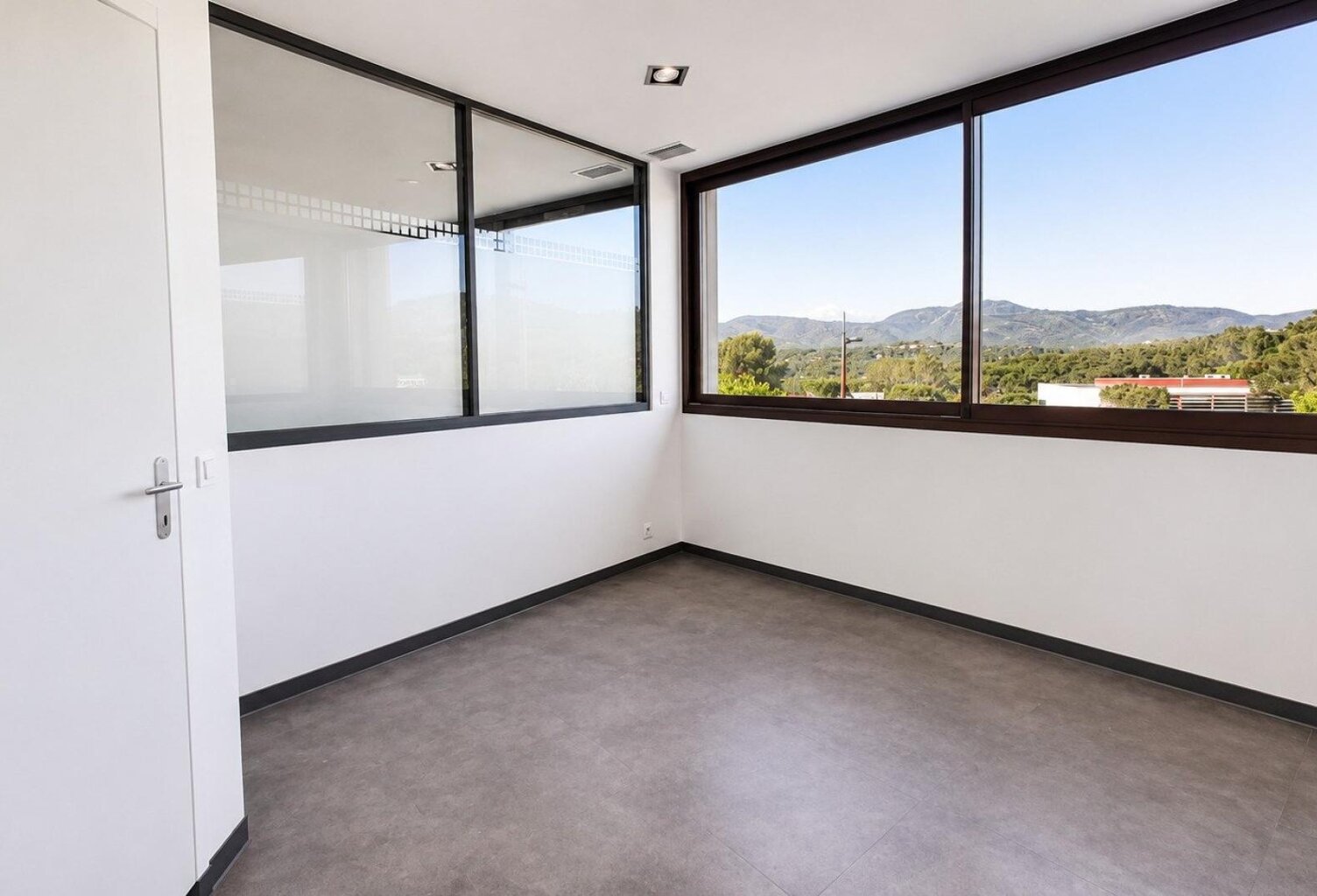 Local pro 10 m² indépendant dans complexe de 124m² — photo 1