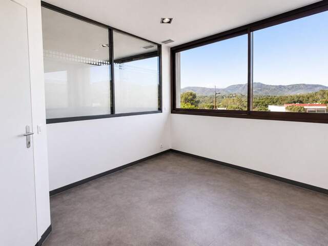 Local pro 10 m² indépendant dans complexe de 124m² — photo du bien