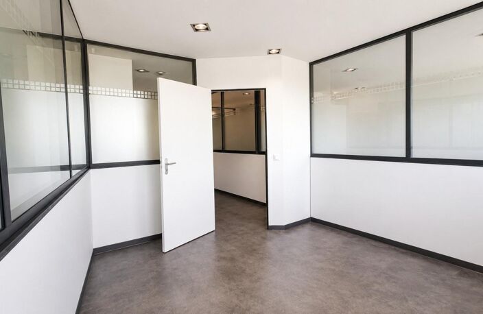 Local pro 10 m² indépendant dans complexe de 124m² — photo 2