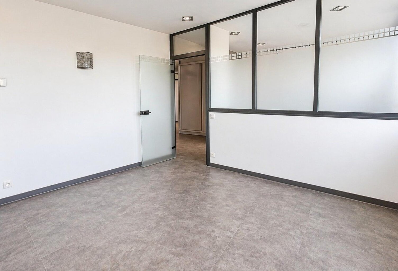 Local pro 13 m² indépendant dans complexe de 124m² — photo 1