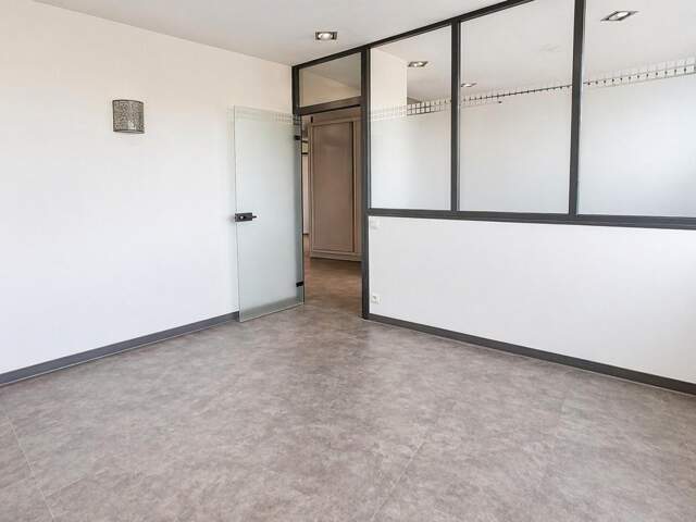 Local pro 13 m² indépendant dans complexe de 124m² — photo du bien