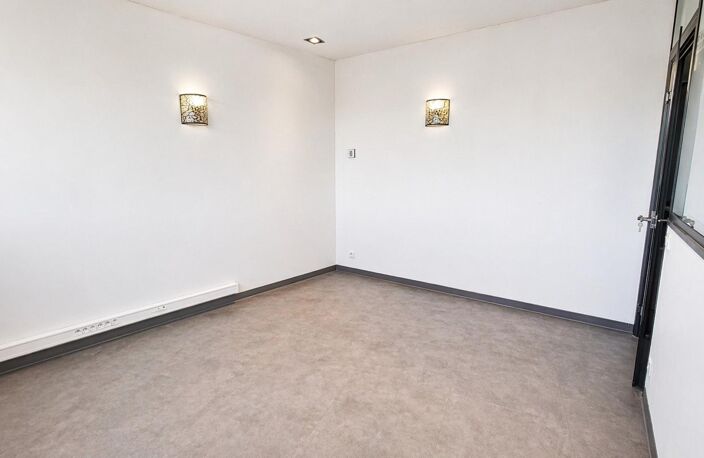 Local pro 13 m² indépendant dans complexe de 124m² — photo 2
